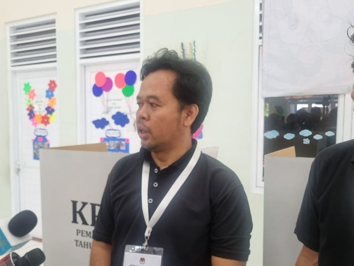 Adi Syahlani ketua KPPS 6 TPS 025 saat ditemui di kawasan Kebayoran Lama, Jakarta Selatan, Rabu (27/11/2024).  