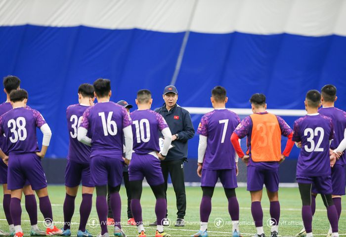 Pelatih timnas Vietnam, Kim Sang-sik, memberi arahan pada pemainnya saat pemusatan latihan di Korea Selatan jelang ASEAN Cup 2024.