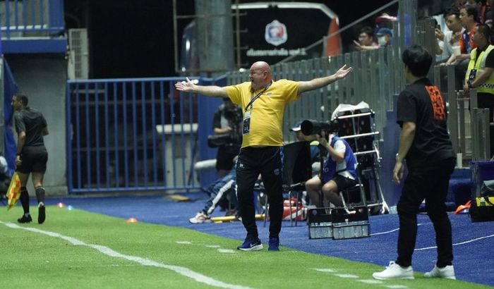 Bojan Hodak saat memimpin Persib vs Port FC pada AFC Champions League 2 di Stadion Pathum Tani, Kamis (28/11/2024).