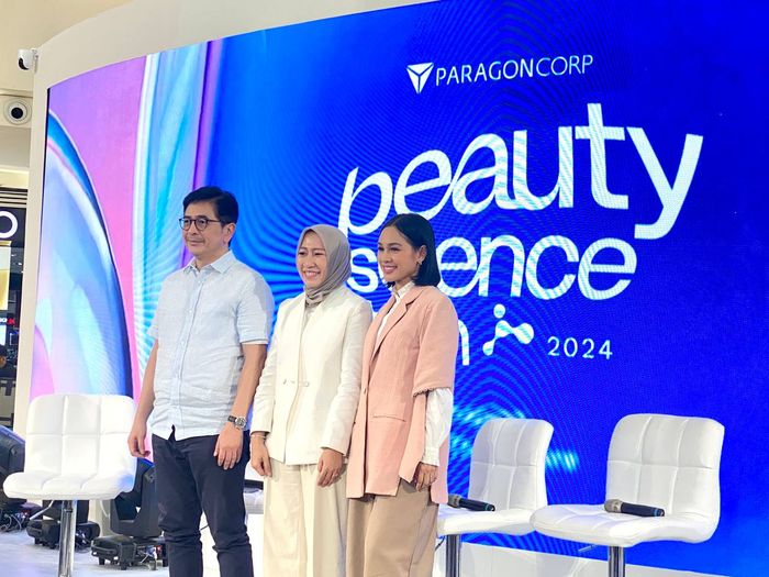 (ki-ka) Arsjad Rasjid selaku President Director Indika Energy, dr. Sari Chairunnisa selaku Deputy CEO ParagonCorp, dan Andien selaku Founder Andien Aisyah Foundation di Beauty Science Tech 2024, hari Kamis (28/11).