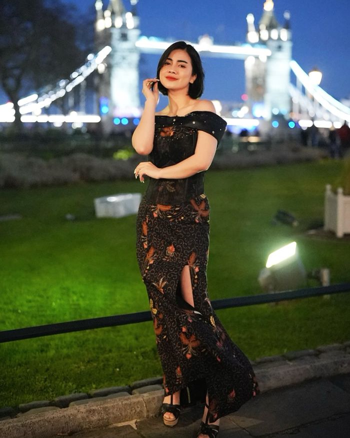 Gaya Felicya Angelista saat menerima penghargaan di London, Inggris.