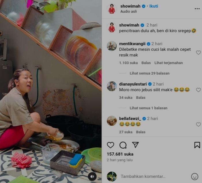 Soimah cuek melakukan pekerjan rumah sendiri.