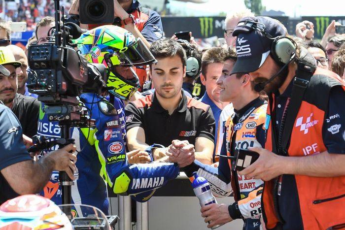 Valentino Rossi dan Marc Marquez berjabat tangan di parc ferme setelah balapan MotoGP Spanyol di Sirkuit Jerez, Jerez de la Frontera, Spanyol, 24 April 2016.