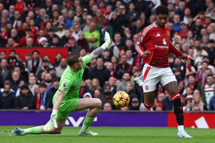 Penyerang Manchester United, Marcus Rashford, mencetak gol ke gawang Everton pada matchweek 13 Liga Inggris 2024-2025 di Stadion Old Trafford, Minggu (1/12/2024).