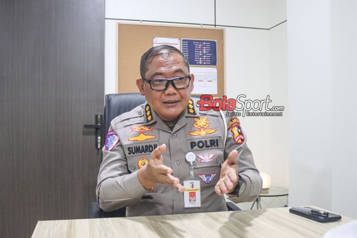 Kepala Badan Tim Nasional sekaligus Anggota Komite Eksekutif PSSI, Sumardji, saat diwawancara bersama BolaSport.com di Korlantas Polri, Pancoran, Jakarta, Senin (2/12/2024).