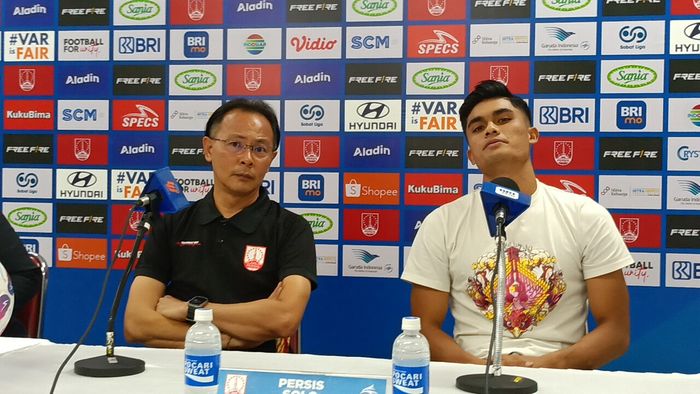 Pelatih Ong Kim Swee dan striker Ramadhan Sananta dalam jumpa pers sebelum laga Persis Solo vs Barito Putera (2/12/2024). 