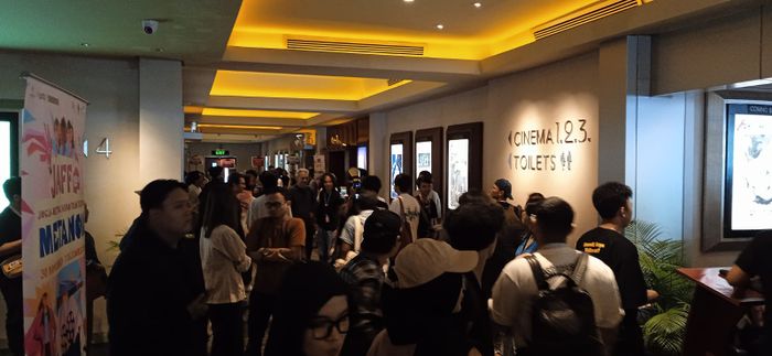 Pengunjung memadati area bioskop Empire XXI, Selasa (3/12/2024)