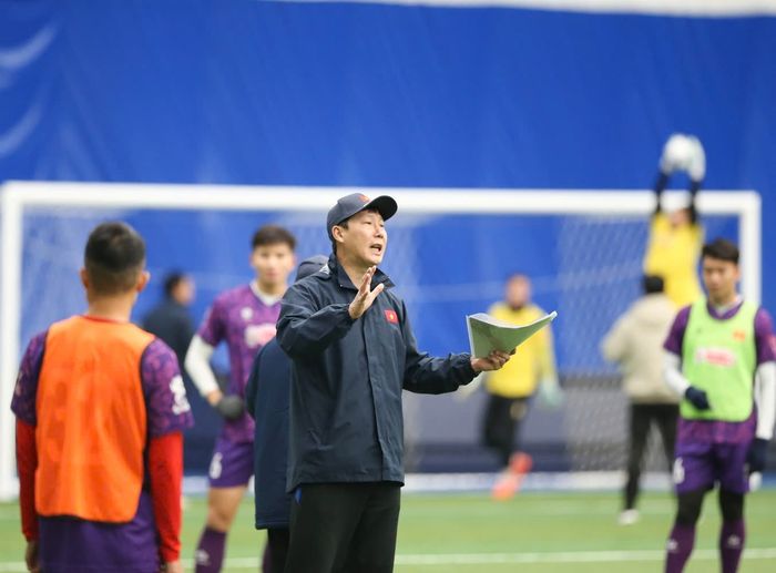 Pelatih timnas Vietnam, Kim Sang-sik, memimpin latihan timnya di Korea Selatan jelang ASEAN Cup 2024.