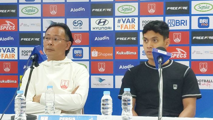 Pelatih Persis Solo, Ong Kim Swee dan pemain Althaf Indie saat memberikan keterangan kepada media seusai laga melawan Barito Putera, Selasa (3/12/2024).