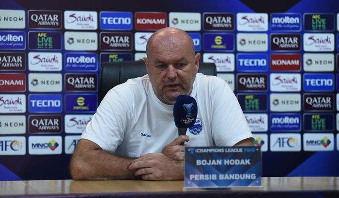 Pelatih Persib Bandung, Bojan Hodak, saat memberikan keterangan kepada media jelang melawan Zhejiang FC, Rabu (4/12/2024).