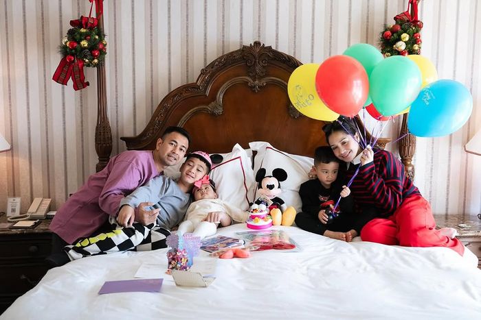 Keluarga Nagita Slavina dan Raffi Ahmad berlibur ke Hongkong Disneyland.