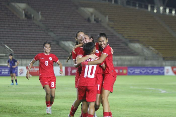 Para pemain Timnas Wanita Indonesia dalam laga final ASEAN Cup Women 2024 lawan Kamboja, di National Stadium KM16, Vientiane, Laos, Kamis (5/12/2024).