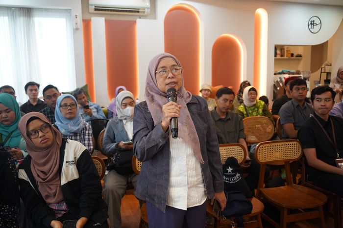 Aurum dari Bogor, salah satu peserta diskusi Forum Bumi edisi ketiga, menyinggung juga soal kantong semar dan tenggiling, yang kini juga menjadi tumbuhan dan satwa yang terancam punah di Indonesia.