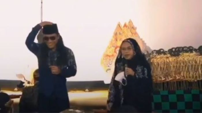 Sebuah potongan video memperlihatkan Miftah Maulana alias Gus Miftah melontarkan hinaan kepada seniman senior, Yati Pesek.