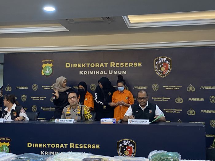 Polda Metro Jaya berhasil meringkus Ria Agustina, dokter kecantikan abal-abal Ria Beauty di Kuningan, Jakarta Selatan.