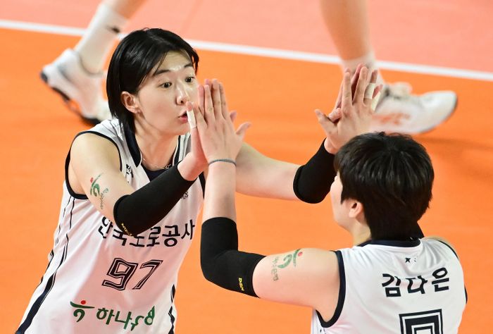 Outside hitter Korea Gimcheon Korea Expressway Hi-Pass, Kang So-hwi