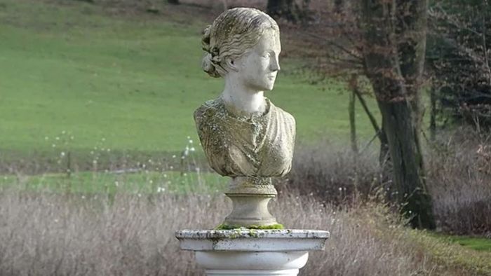 Patung Diotima di Graflicher Park, Jerman.