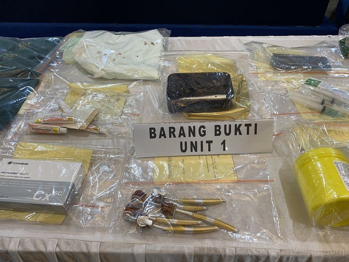 Barang bukti yang disita polisi dari Ria Beauty karena tak ada izin edar.