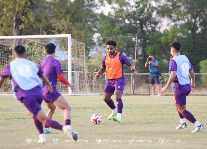 Bomber naturalisasi Rafaelson sedang menjalani sesi latihan bersama Timnas Vietnam.