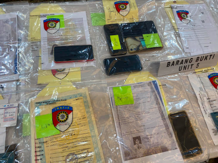 Barang bukti terkait Tindak Pidana Perdagangan Orang (TPPO) dengan modus mail order bride atau pengantin pesanan.