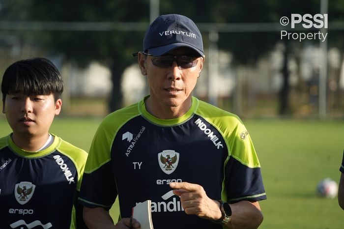 Shin Tae-yong saat memimpin latihan di Myanmar jelang timnas Indonesia hadapi laga perdana Grup B ASEAN Cup 2024.