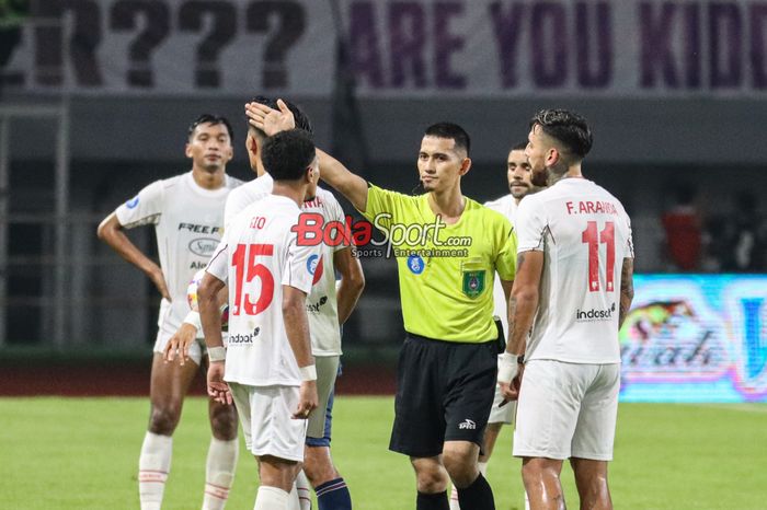 Wasit bernama Muhammad Tri Santoso (tengah) mengusir Giovani Jorim Herson Dacosta Numberi (kiri) karena menerima kartu merah dalam laga pekan ke-13 Liga 1 2024 antara Persita Tangerang versus Persis Solo di Stadion Pakansari, Bogor, Jawa Barat, Minggu (8/12/2024) malam.