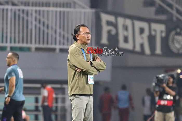 Pelatih Persis Solo, Ong Kim Swee, sedang memantau para pemainnya bertanding di Stadion Pakansari, Bogor, Jawa Barat, Minggu (8/12/2024) malam.