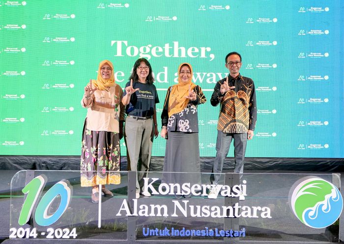 Dari kiri ke kanan: Sekretaris Ditjen KSDAE Kementerian Kehutanan, Ammy Nurwati; Direktur Eksekutif YKAN Herlina Hartanto; Bupati Berau, Sri Juniarsih Mas; dan petambak dari Kampung Pegat Batumbuk, Kabupaten Berau, Herdin, pada acara Konferensi Pers Perayaan 10 Tahun Yayasan Konservasi Alam Nusantara.