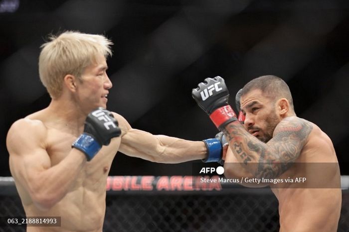 Kai Asakura dari Jepang memukul Alexandre Pantoja dari Brasil pada ronde pertama perebutan gelar juara kelas terbang dalam UFC 310 di T-Mobile Arena, Las Vegas, Nevada, pada tanggal 7 Desember 2024. 