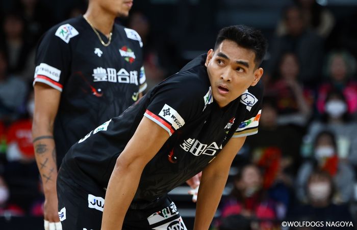 Pebola voli Indonesia, Rivan Nurmulki, saat memperkuat Wolfdogs Nagoya dalam pertandingan melawan Tokyo Great Bears dalam lanjutan Liga Voli Jepang 2024-2025 di Tokyo Gosei Memorial Gymnasium, Jepang, 30 November 2024.