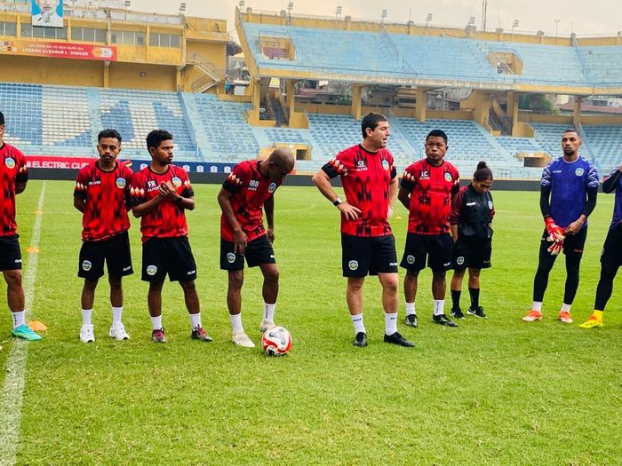 Pelatih Timnas Timor Leste Simon Elissetche saat memimpin sesi latihan timnya jelang laga pertama Grup A ASEAN Cup 2024 melawan Thailand.