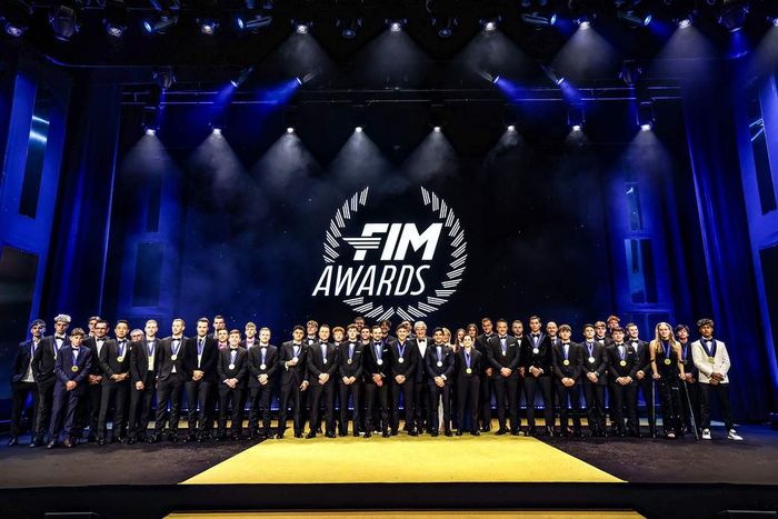 Para juara dunia balap motor berpose dalam FIM Awards Ceremony di Palma de Mallorca, Spanyol, 8 Desember 2024. Tampak pembalap Indonesia, Aldi Satya Mahendra, berdiri di ujung kanan.