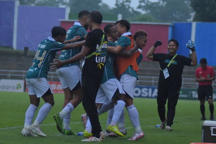 Pemain dan ofisial Nusantara United merayakan gol Pandi Lestaluhu ke gawang Persikas Subang pada pekan ke-14 Grup 2 Liga 2 2024/2025 di Stadion Kebo Giro, Boyolali, Minggu (8/12/2024). 