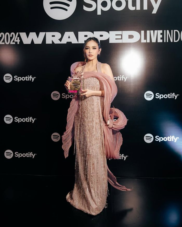 Mahalini mendapat penghargaan di ajang Spotify Wrapped Live 2024.