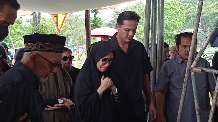 Ussy Sulistiawaty dan Andhika Pratama di TPU Jeruk Purut, Jakarta Selatan, Selasa (10/12/2024).