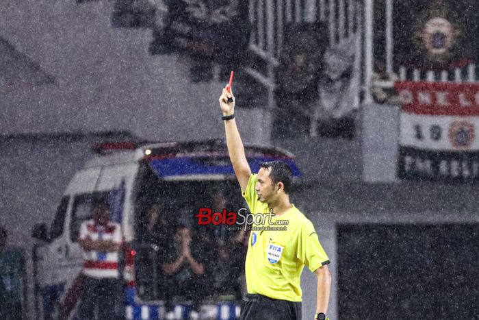 Wasit bernama Yudi Nurcahya sempat memberikan kartu merah dalam laga pekan ke-14 Liga 1 2024 antara Persija Jakarta versus Borneo FC di Stadion Pakansari, Bogor, Jawa Barat, Selasa (10/12/2024).