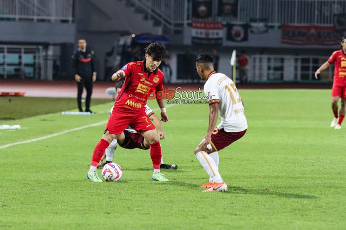 Ryo Matsumura (kiri) sedang menguasai bola dalam laga pekan ke-14 Liga 1 2024 antara Persija Jakarta versus Borneo FC di Stadion Pakansari, Bogor, Jawa Barat, Selasa (10/12/2024).