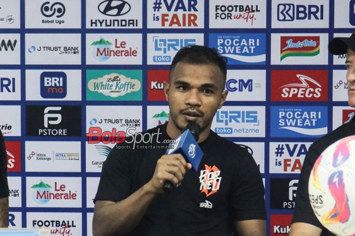 Pemain Borneo FC, Habibi Jusuf, sedang memberikan keterangan kepada awak media di Stadion Pakansari, Bogor, Jawa Barat, Selasa (10/12/2024).