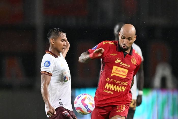 Gustavo Almeida (kanan) berduel dengan Hendro Siswanto (kiri_ saat laga Persija Jakarta kontra Borneo FC pada pekan ke-14 Liga 1 2024/2025 di Stadion Pakansari, Bogor, Selasa (10/12/2024).