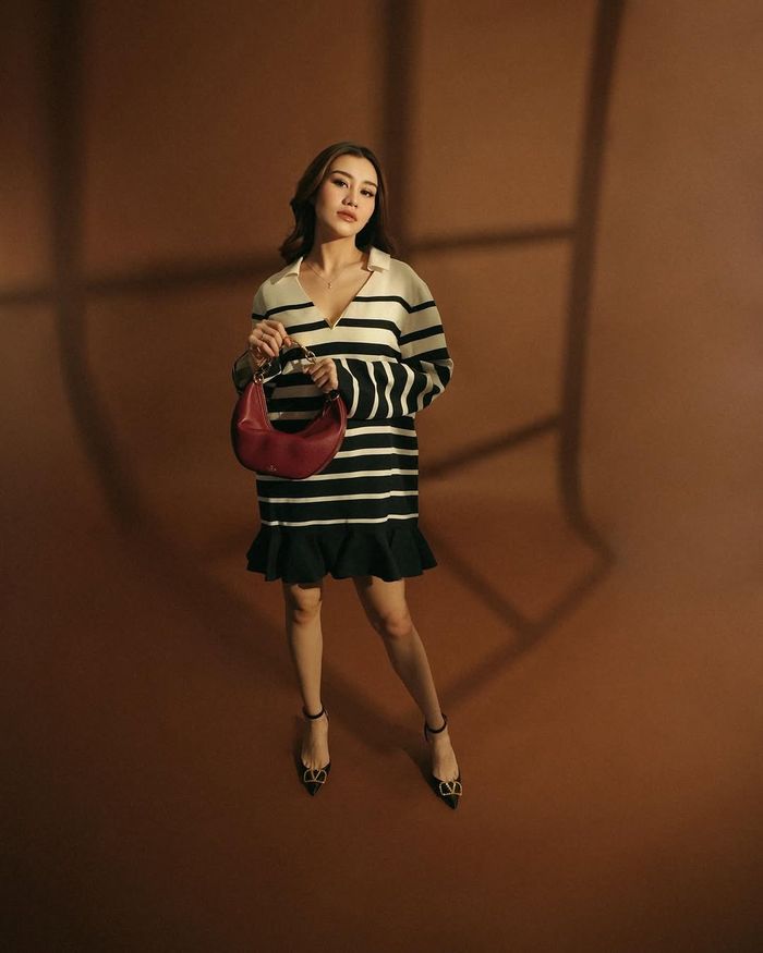 Pemotretan Aaliyah Massaid kenakan outfit Valentino koleksi baru.