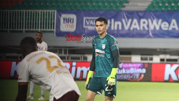 Kiper Borneo FC, Nadeo Argawinata, saat bertanding di Stadion Pakansari, Bogor, Jawa Barat, Selasa (10/12/2024).