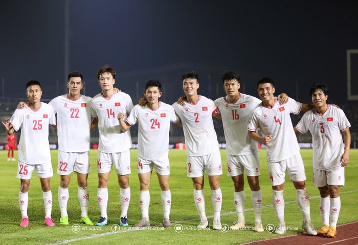 Skuad timnas Vietnam merayakan kemenangan atas Laos pada laga perdana di Piala AFF 2024.
