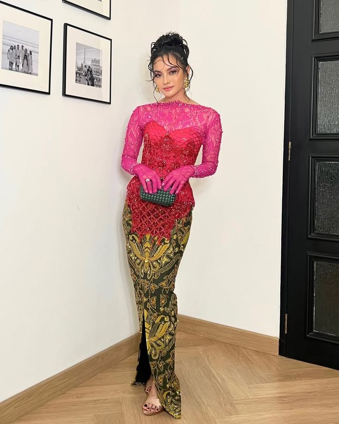 Ririn Ekawati kenakan kebaya dua warna rancangan Maison Baaz Couture.