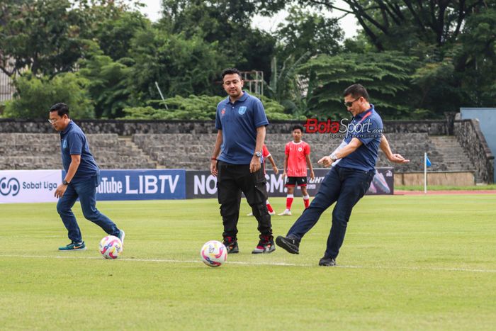 Direktur Utama PT LIB (Liga Indonesia Baru), Ferry Paulus (kanan), tampak melakukan simbolis pembukaan PNM Liga Nusantsara 2024/2025 melalui tendangan kick off ditemani Muhamad selaku Anggota Komite Eksekutif PSSI di Stadion Sriwedari, Solo, Jawa Tengah, Jumat (13/12/2024).