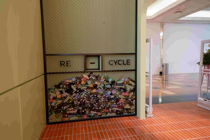 Area dropbox kemasan botol kosong di Avoskin Sanctuary.