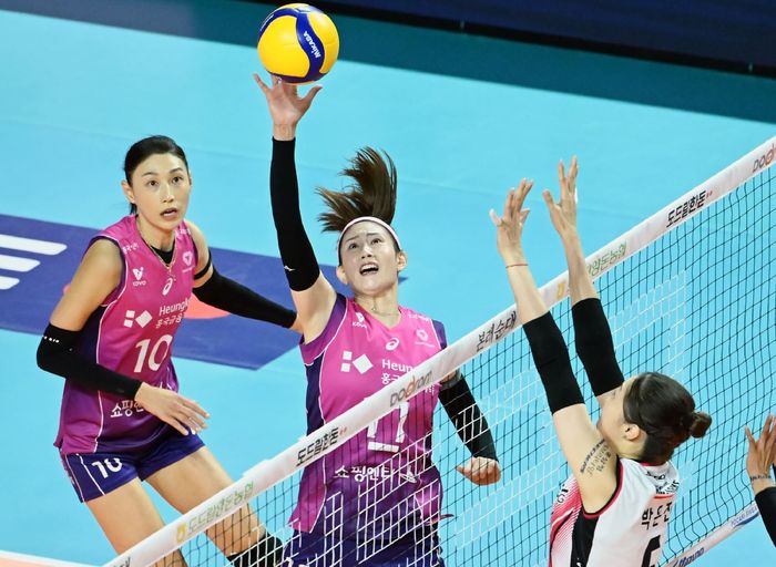 Dua pemain Incheon Heungkuk Life Pink Spiders, Kim Su-ji dan Kim Yeon-koung diadang middle blocker Red Sparks, Park Eun-jin 