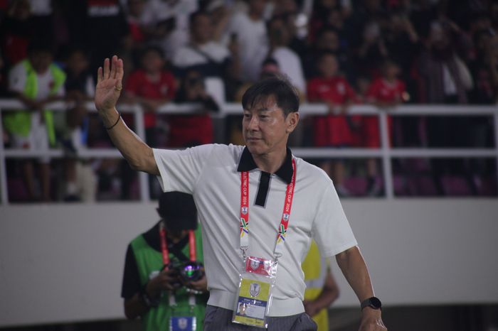 Pelatih Timnas Indonesia, Shin Tae-yong, dalam laga melawan Laos di ASEAN Cup 2024, Kamis (12/12/2024) di Stadion Manahan, Solo.