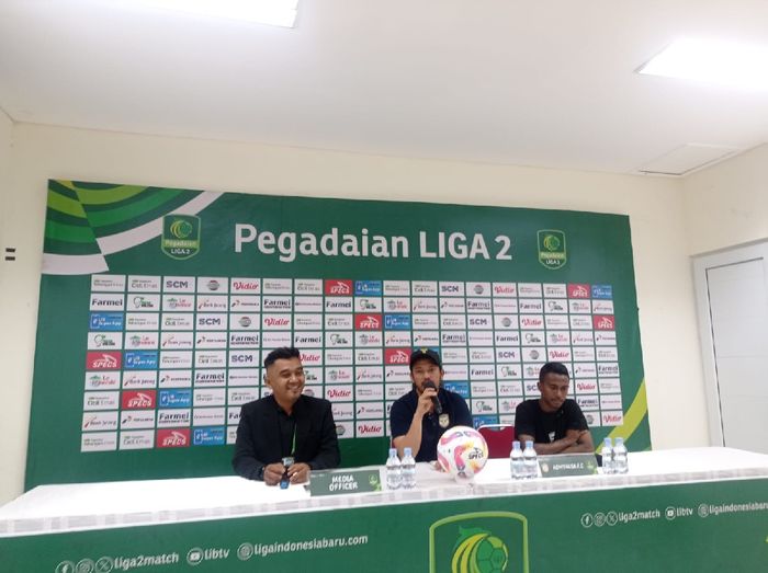 Pelatih Adhyaksa FC, Ade Suhendra, memberikan keterangan saat jumpa pers setelah laga kontra Nusantara United dalam lanjutan Liga 2 2024/2025 di Stadion Sriwedari, Solo, Sabtu (14/12/2024).