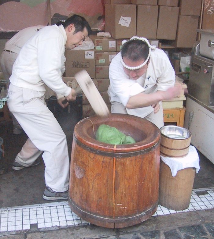 Proses pembuatan mochi, atau mochitsuki (yang secara harfiah berarti menumbuk mochi), menggunakan beras ketan atau mochigome.