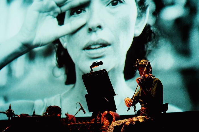 Film bisu ditampilkan di layar, sedangkan musik gamelan dan elektronik pengiringnya dimainkan secara live. 